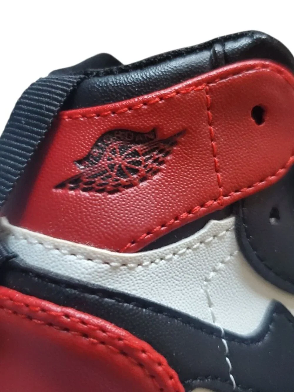 Mini Nike Air Jordan Shoe Keychain W/USB Power Bank Black/Red/White 8000mAh Capa